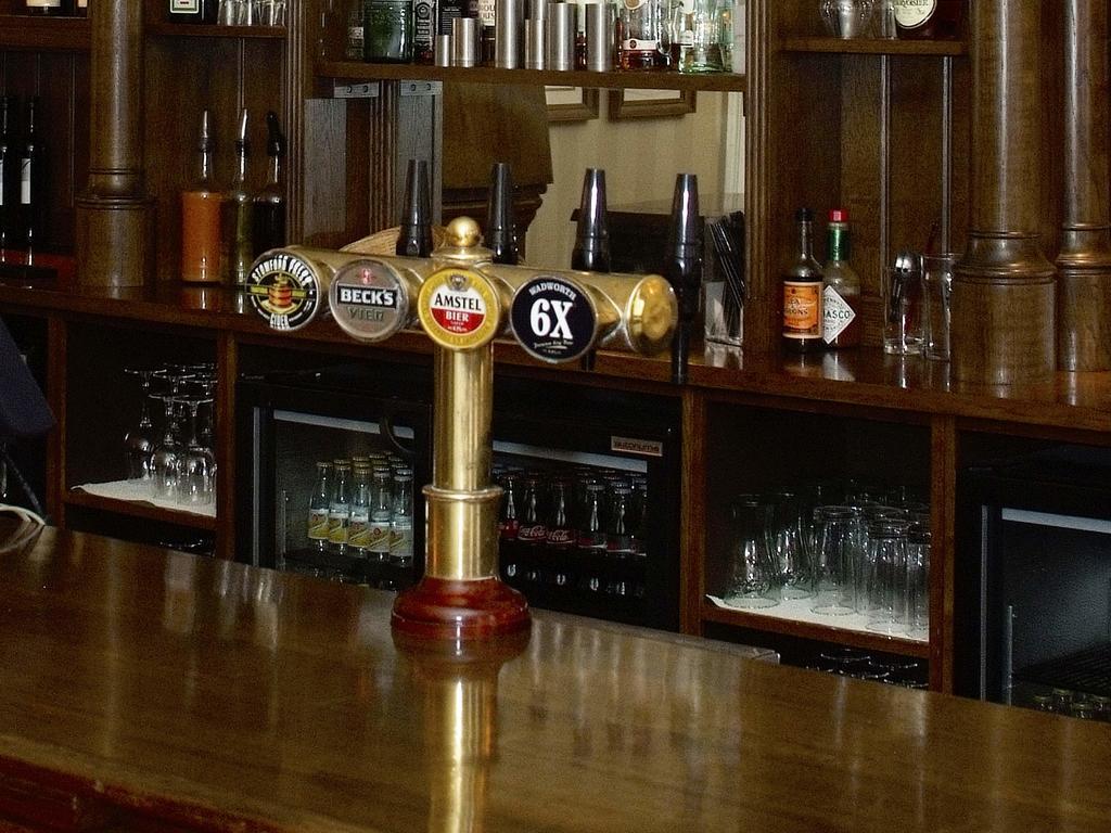 The Bear Hotel Devizes Luaran gambar