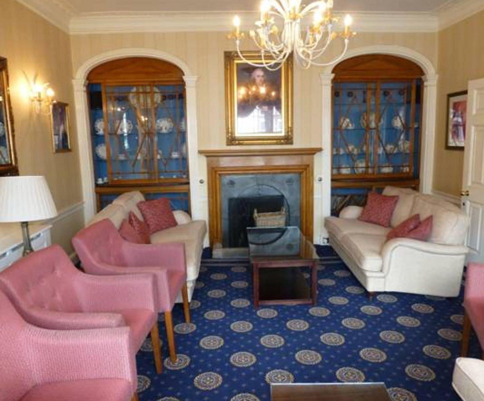 The Bear Hotel Devizes Luaran gambar