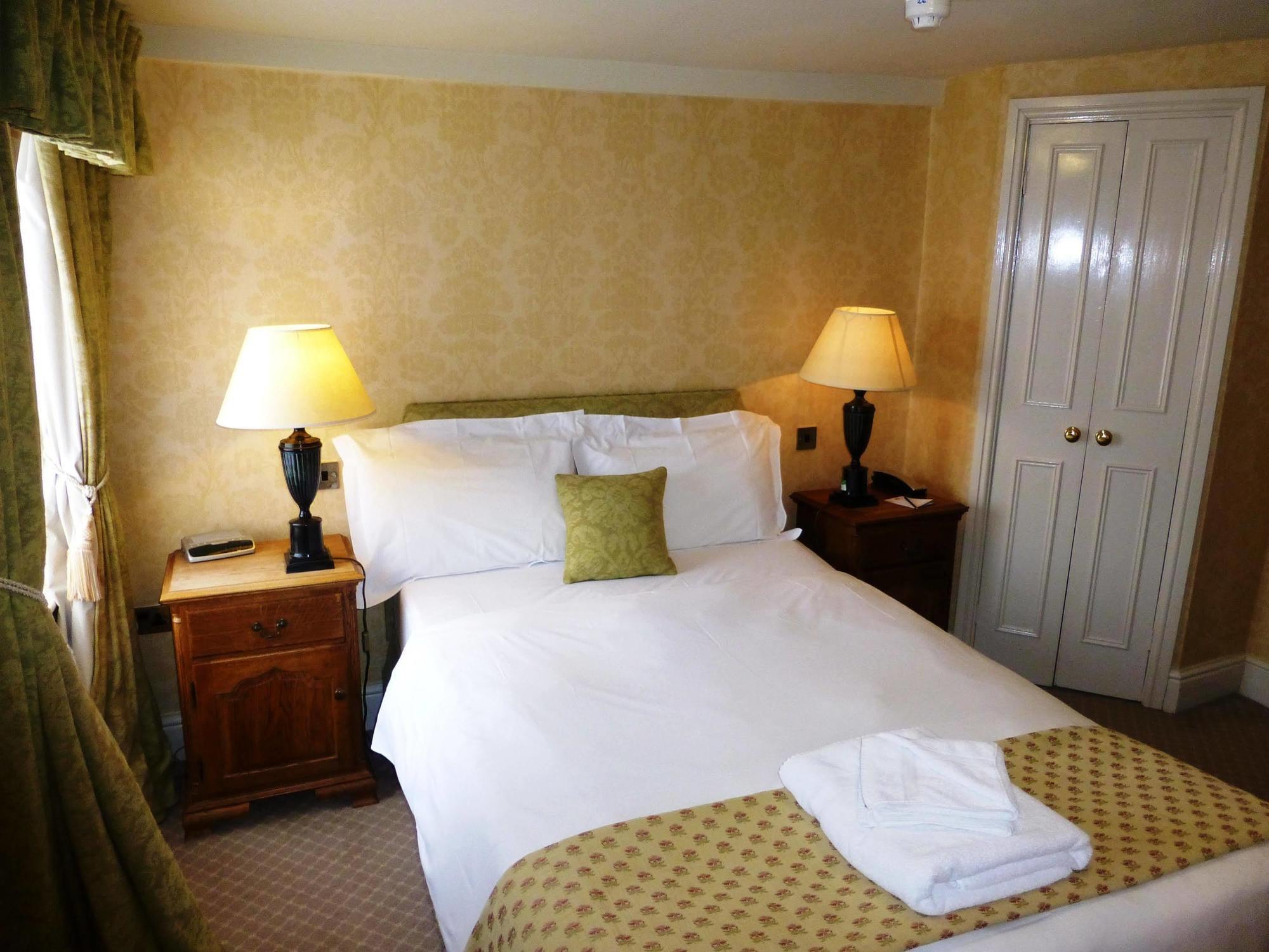 The Bear Hotel Devizes Luaran gambar
