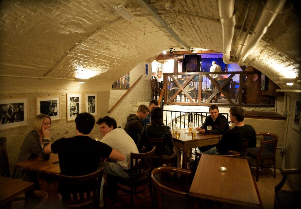 The Bear Hotel Devizes Luaran gambar